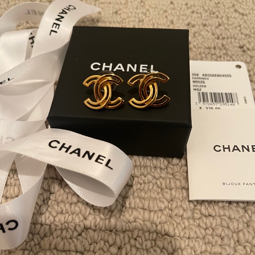 New Authentic Chanel Metal Obazine Earrings Gold